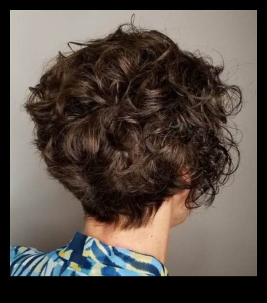 Η ρέουσα ελευθερία συνεχίστηκε Αγκαλιάστε την κίνηση των κυματιστών στυλ μαλλιών 4 Flowing Freedom Continued: Embracing the Movement of Wavy Hair Styles