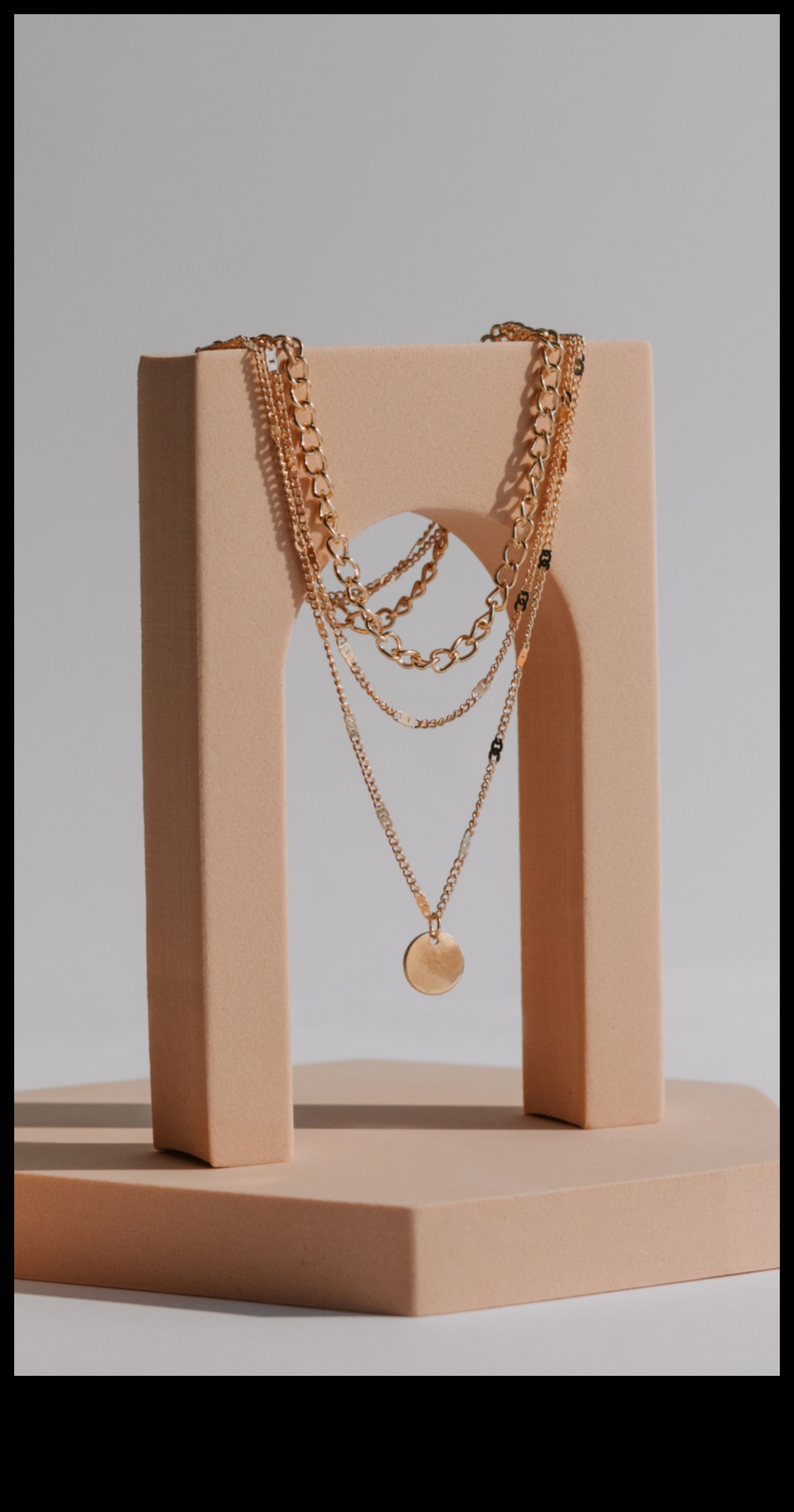 Less is More Πώς να αναβαθμίσετε το στυλ σας με μινιμαλιστικά κοσμήματα 2 Υποτιμημένη γοητεία: Ανεβάστε το στυλ σας με μινιμαλιστικά κοσμήματα