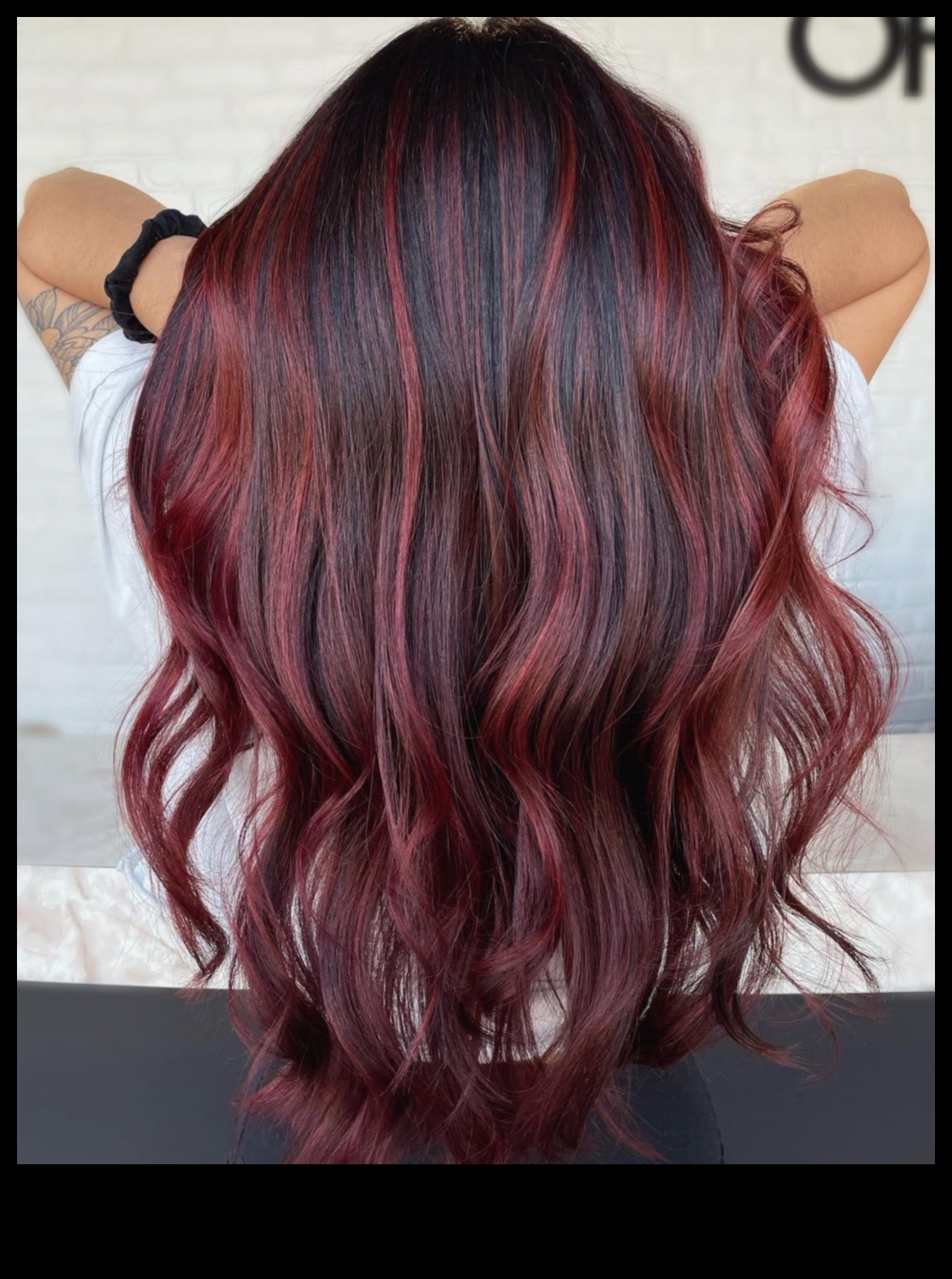 Flaming Elegance: Κόκκινα και καστανόξανθα χτενίσματα για ένα άγγιγμα δράματος