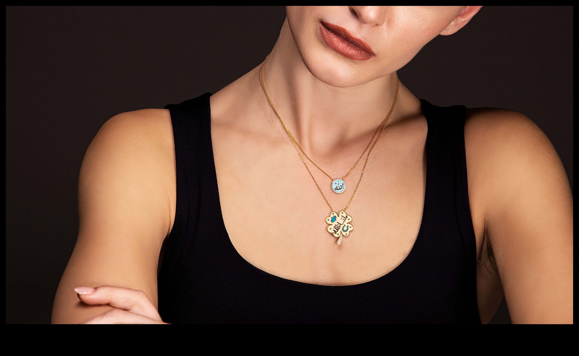 Chic Charms: Διακοσμήστε τον εαυτό σας στην πολυτέλεια Pinnacle