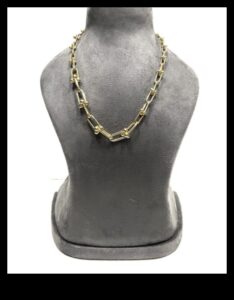 Λαμπεροί σύνδεσμοι: Συνδέστε το στυλ σας με τη λάμψη των δημιουργιών μας με κολιέ